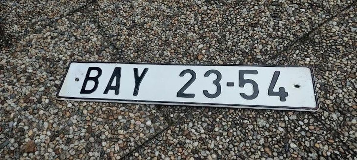 Stará Bratislava, auto so značkou BAY-23-54